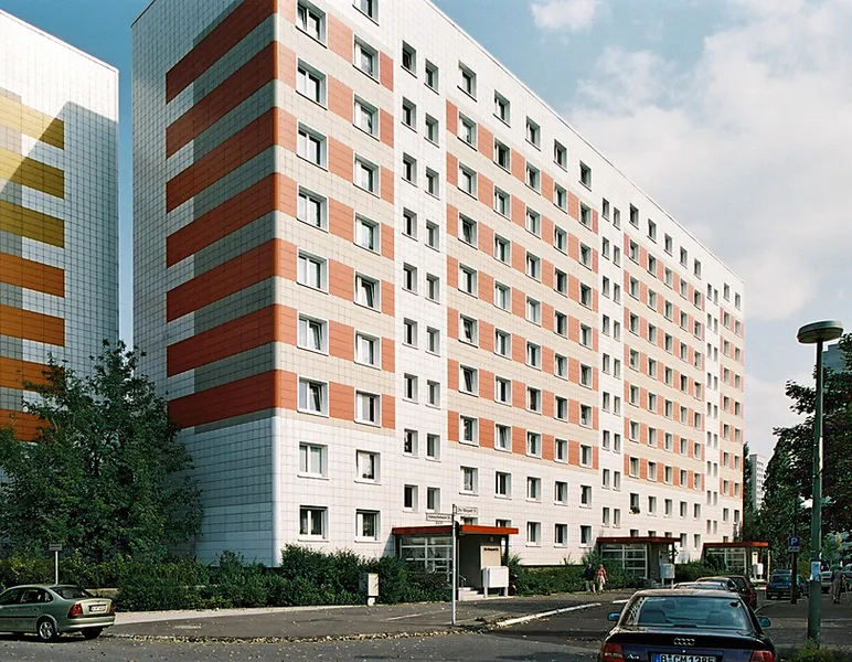 modernisiertes Bad, Wände sind nicht renoviert, Fußböden können individuell mit Belag ausgestattet w — photo 1